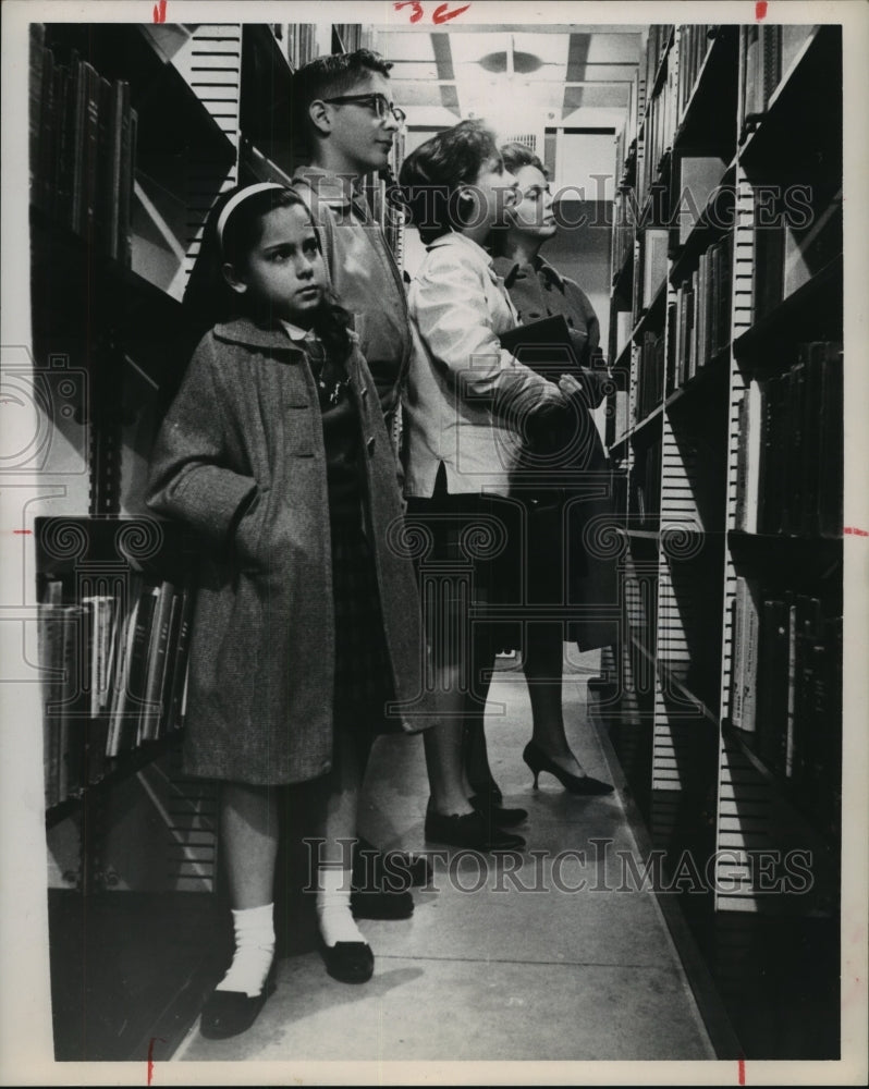 1962 Press Photo Women and children search for books at Houston Public Library- Historic Images