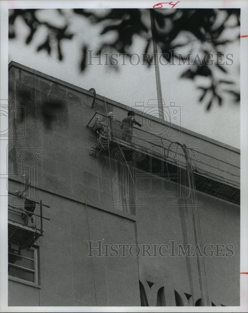 1977 Press Photo Workers sandblast exterior of Houston Police Station