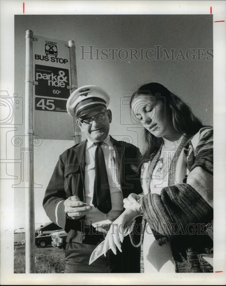 1977 Press Photo Dandy Dolen & Lester Preuit wait for Houston bus at Park & Ride