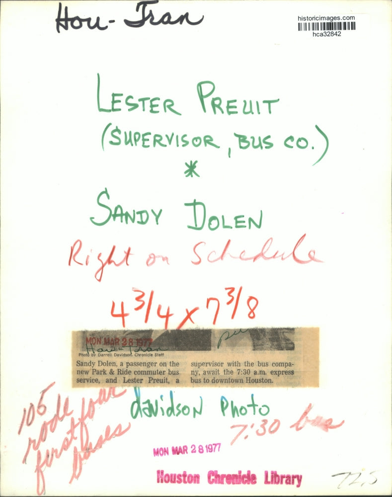 1977 Press Photo Dandy Dolen & Lester Preuit wait for Houston bus at Park & Ride