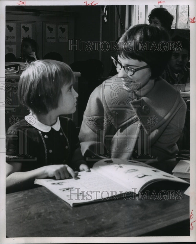 1962 Press Photo Denise Davis brought mom to school at MacGregor in Houston