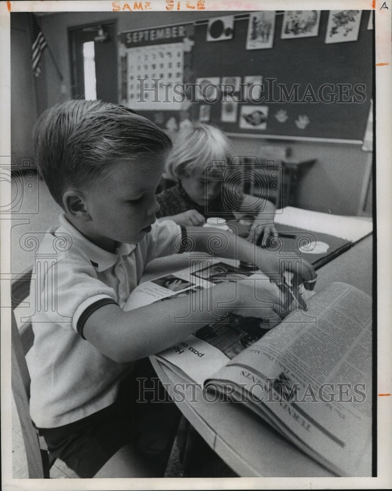 1969 Press Photo Brian O'Neil and Lynn Hallard work in classroom in Houston