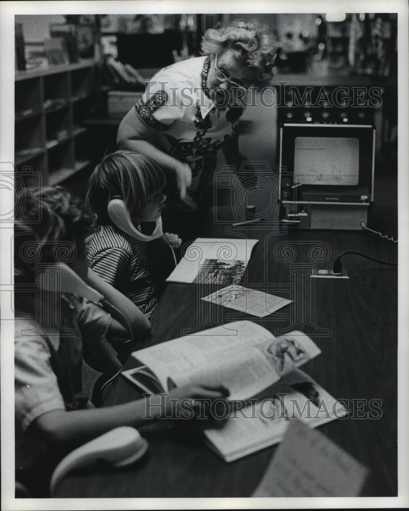 1973 Press Photo Students listen to with headphones at Ashford Elementary, Texas