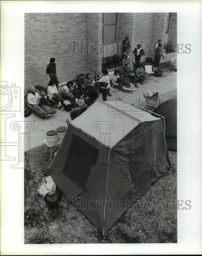 1986 Press Photo Parents wait outside to enroll in Houston Montessori- Historic Images