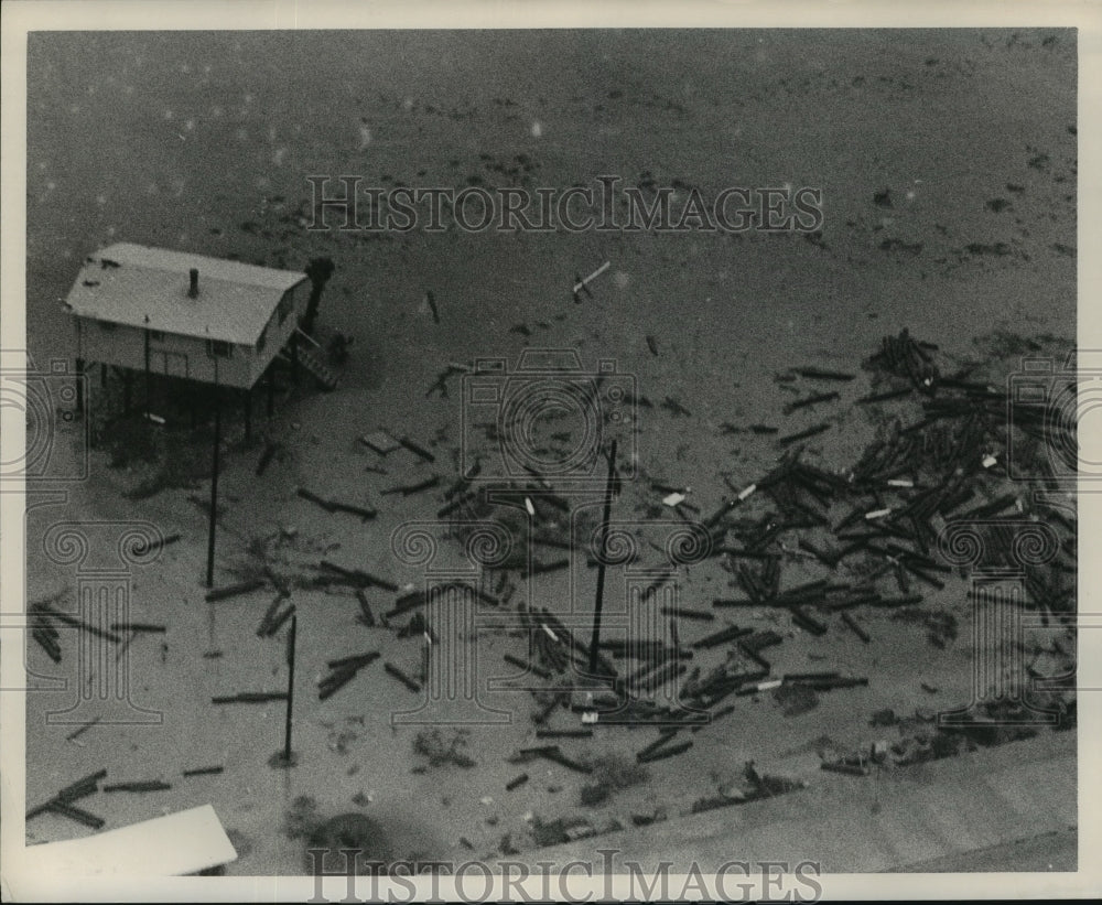1963 Press Photo Debris on Galveston Beach after Hurricane Cindy - hca32991