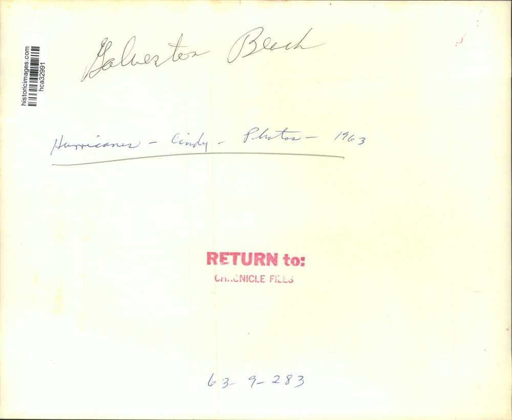 1963 Press Photo Debris on Galveston Beach after Hurricane Cindy - hca32991