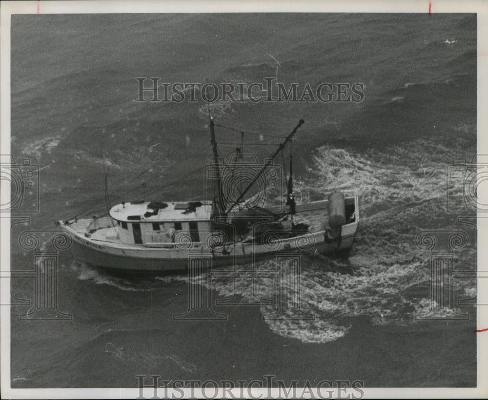 1963 Press Photo Shrimping boat in Gulf during Hurricane Cindy - hca33013