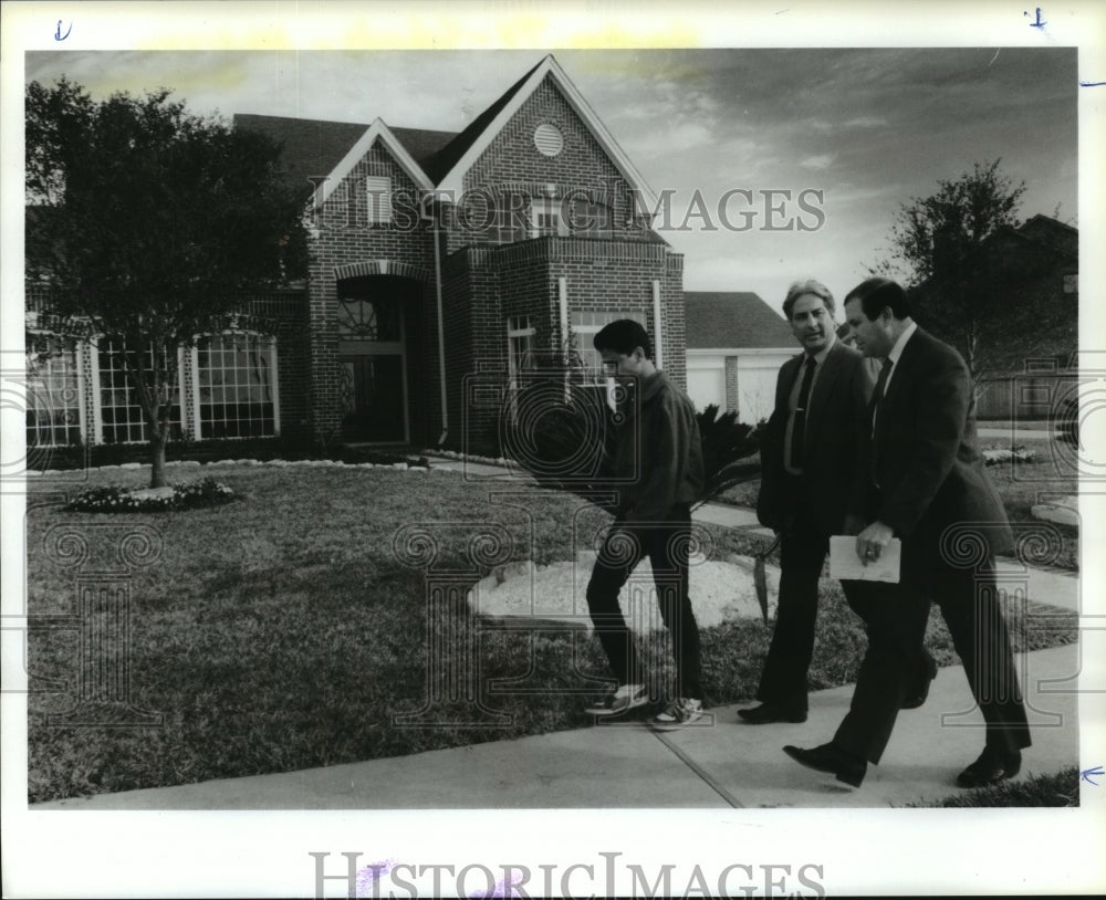1989 Press Photo Ricardo Farias and Gil Ramirez by Sugar Land home for sale