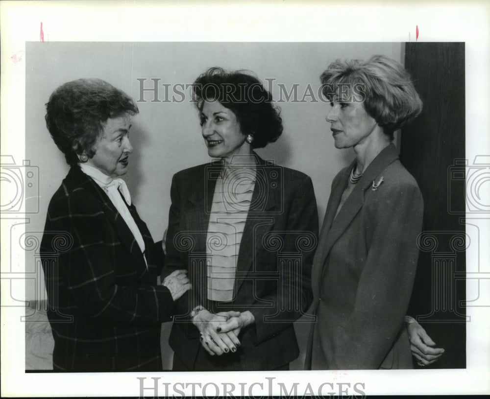 1992 Press Photo Intrnational education meeting with Madeline O&#39;Brien and others- Historic Images