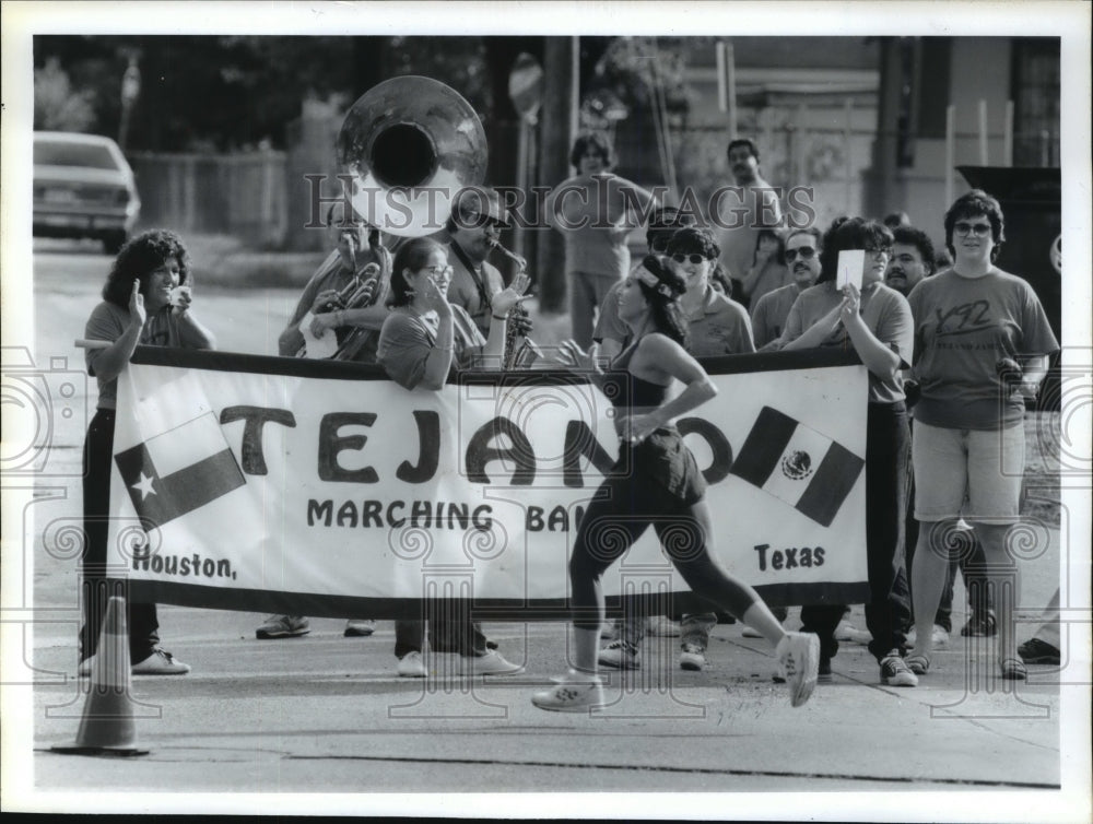 1993 Press Photo Tejano Marching Band cheers runners at Moody Park in Houston- Historic Images