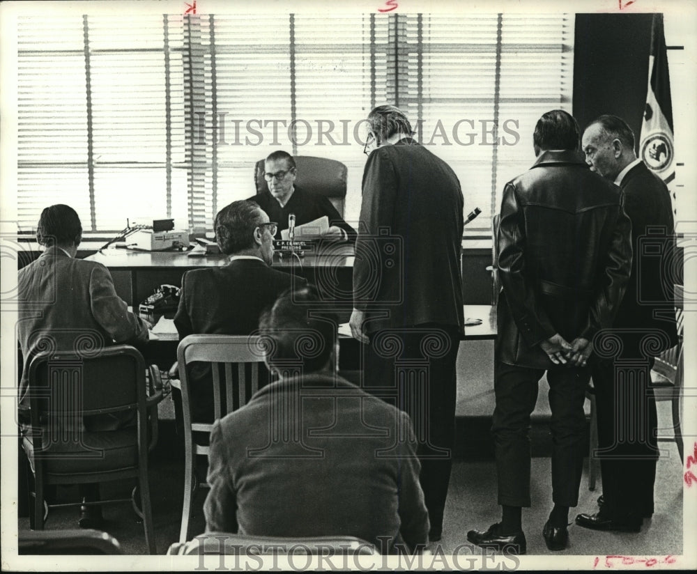 1973 Press Photo Singapore native at deportation hearing - hca33114