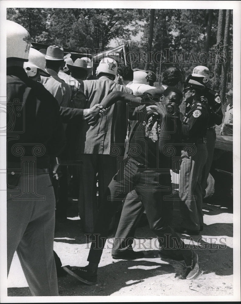 1967 Press Photo Student tries to get away from policeman at Houston Jr High
