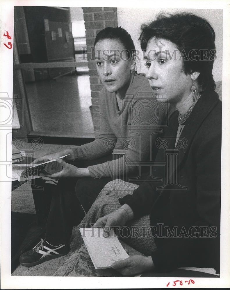 1981 Press Photo Sharpstown teacher Beth Fowler discusses with Deanna McSwain- Historic Images