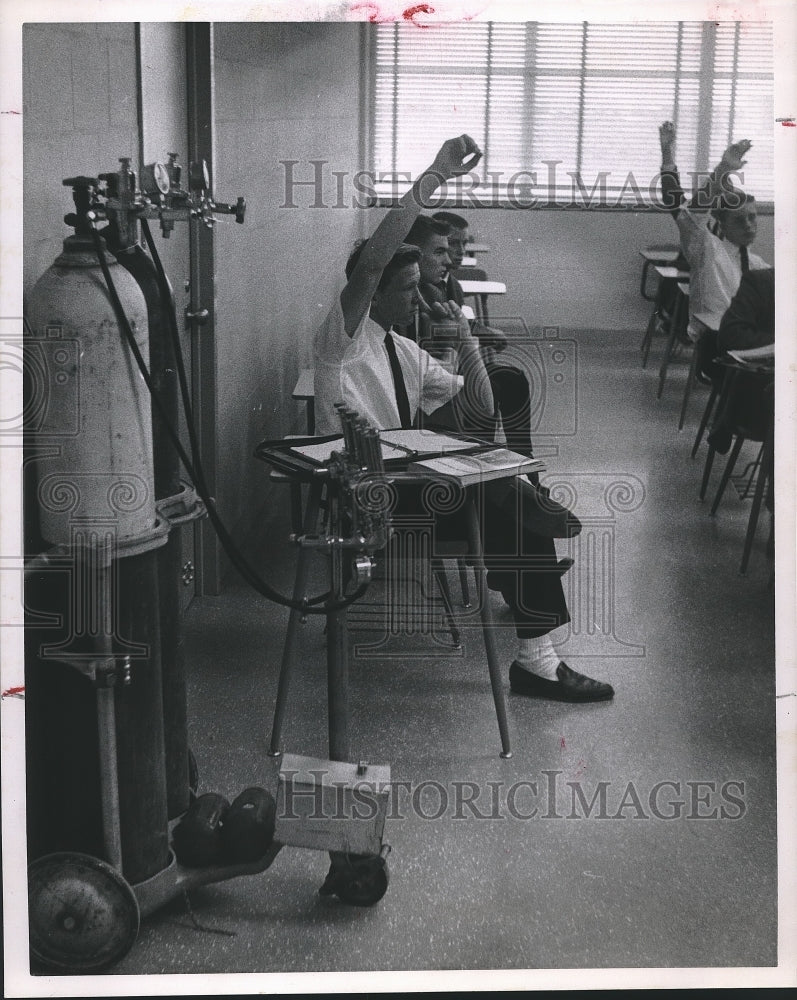 1963 Press Photo Student raise hands inside Strake Jesuit school classroom