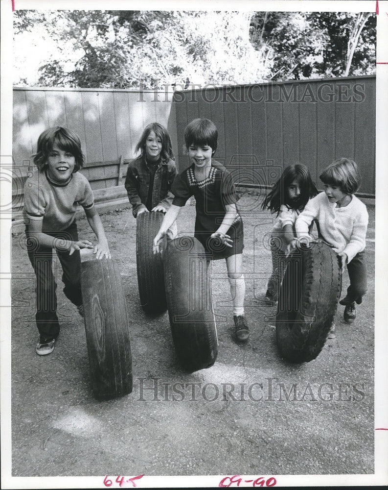 1976 Press Photo Pearl Students play with car tires during recess - Houston
