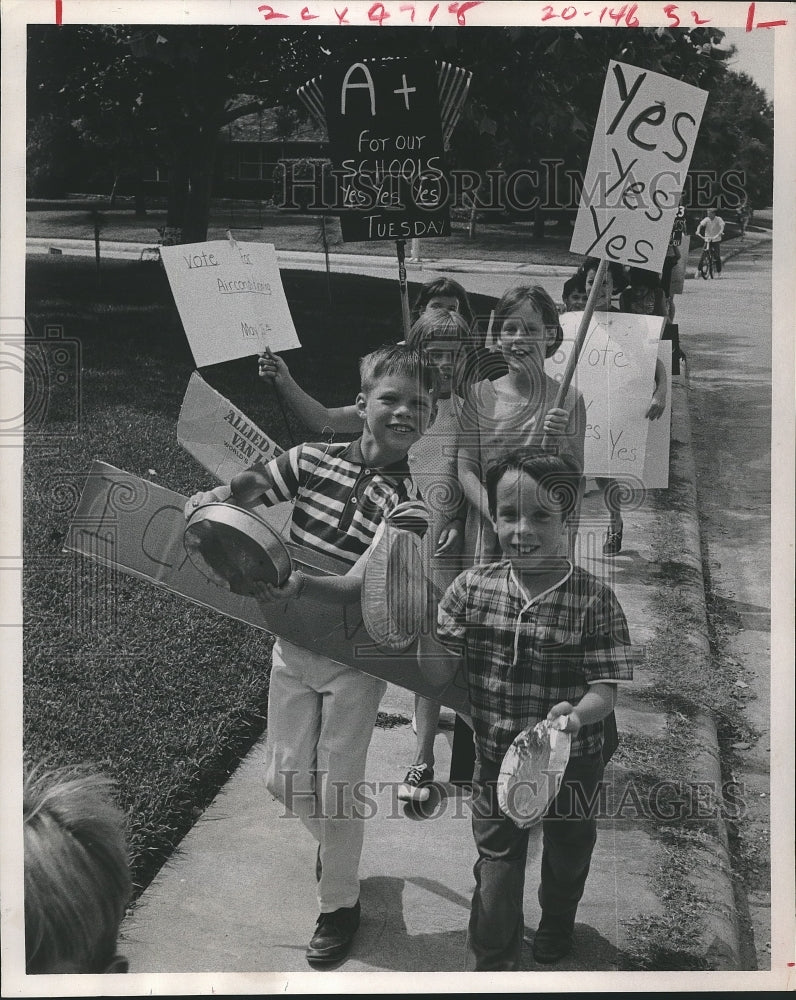 1967 Press Photo Houston's Pershing students picket for Yes vote at election