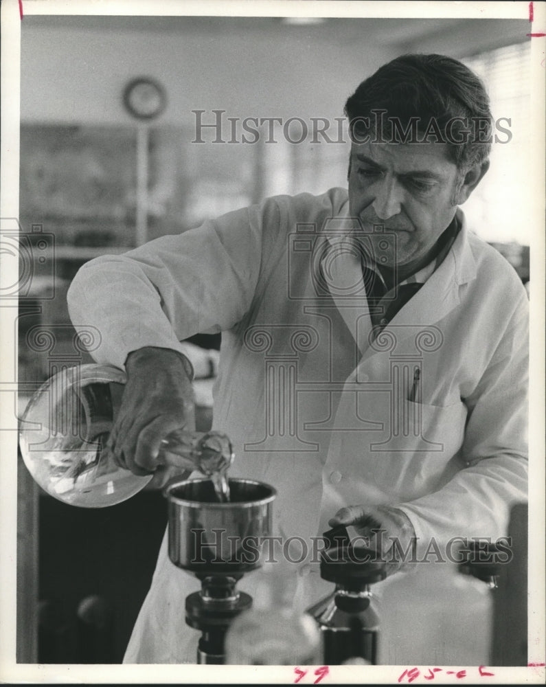 1973 Press Photo Houston Water Departments Bob Stevenson tests samples