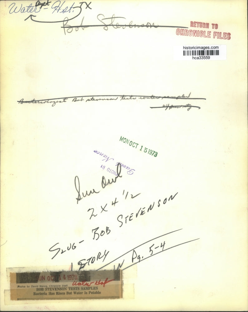 1973 Press Photo Houston Water Departments Bob Stevenson tests samples