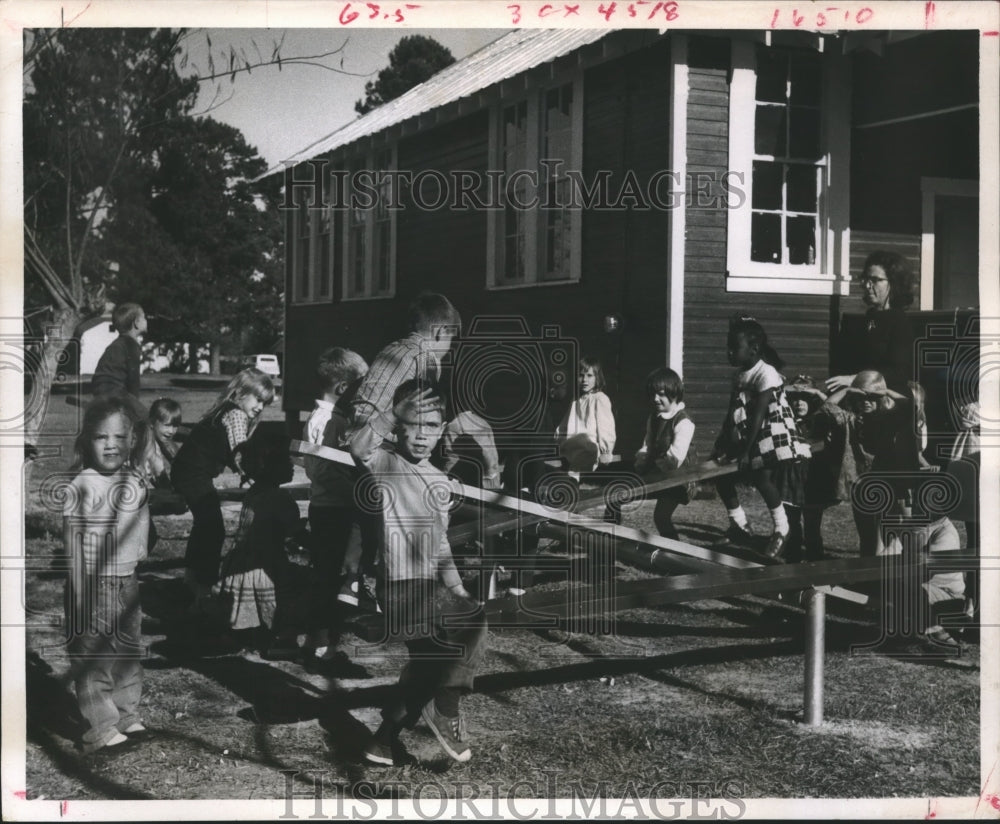 1969 Press Photo Students play outside little red school house in Houston