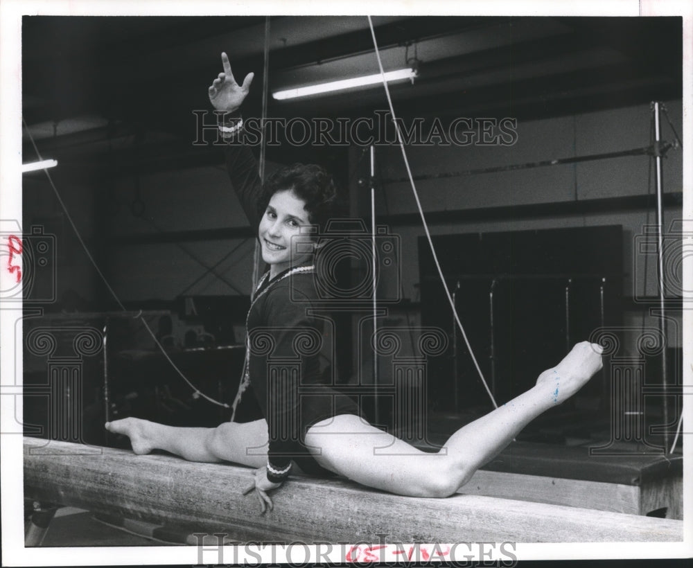 1977 Press Photo Gymnast does half-split in studio - hca33891- Historic Images