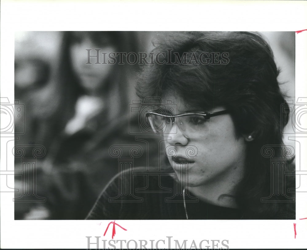 1987 Press Photo Bellaire High student Tiffany Tyler debates in class in Houston