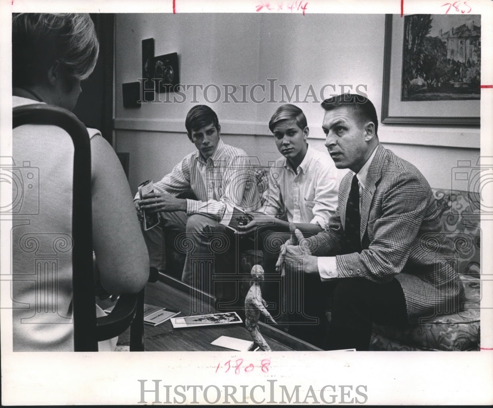 1968 Press Photo Emory's Winston Carroll visits Houston Lamar High students