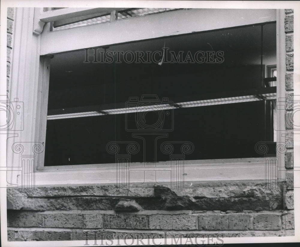 1963 Press Photo Crumbling brick at Wharton School in Houston - hca34057