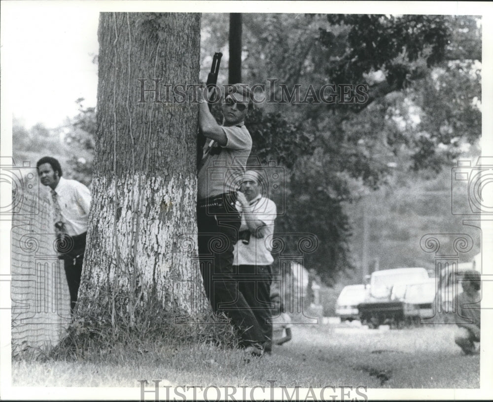 1975 Press Photo Houston SWAT team use tree as protection - hca34151