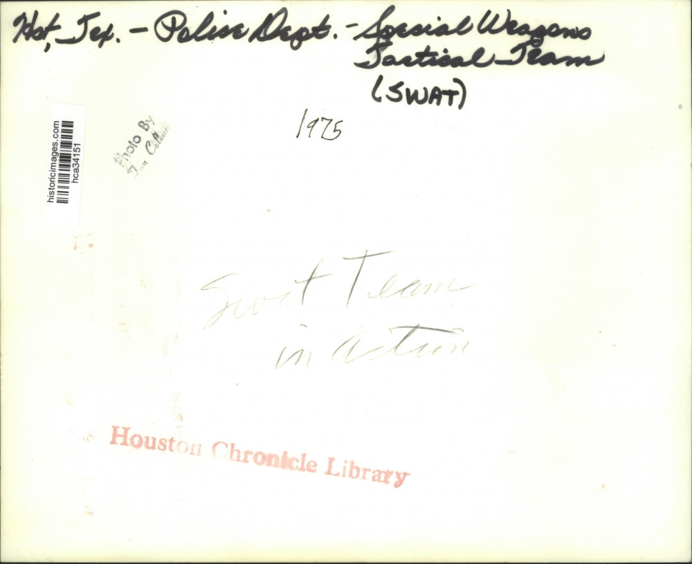 1975 Press Photo Houston SWAT team use tree as protection - hca34151