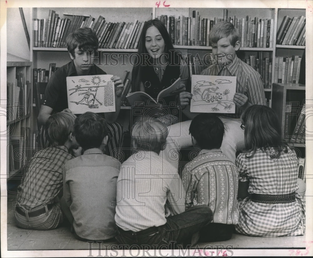 1971 Press Photo Houston's Kolter students read their stories to youngsters