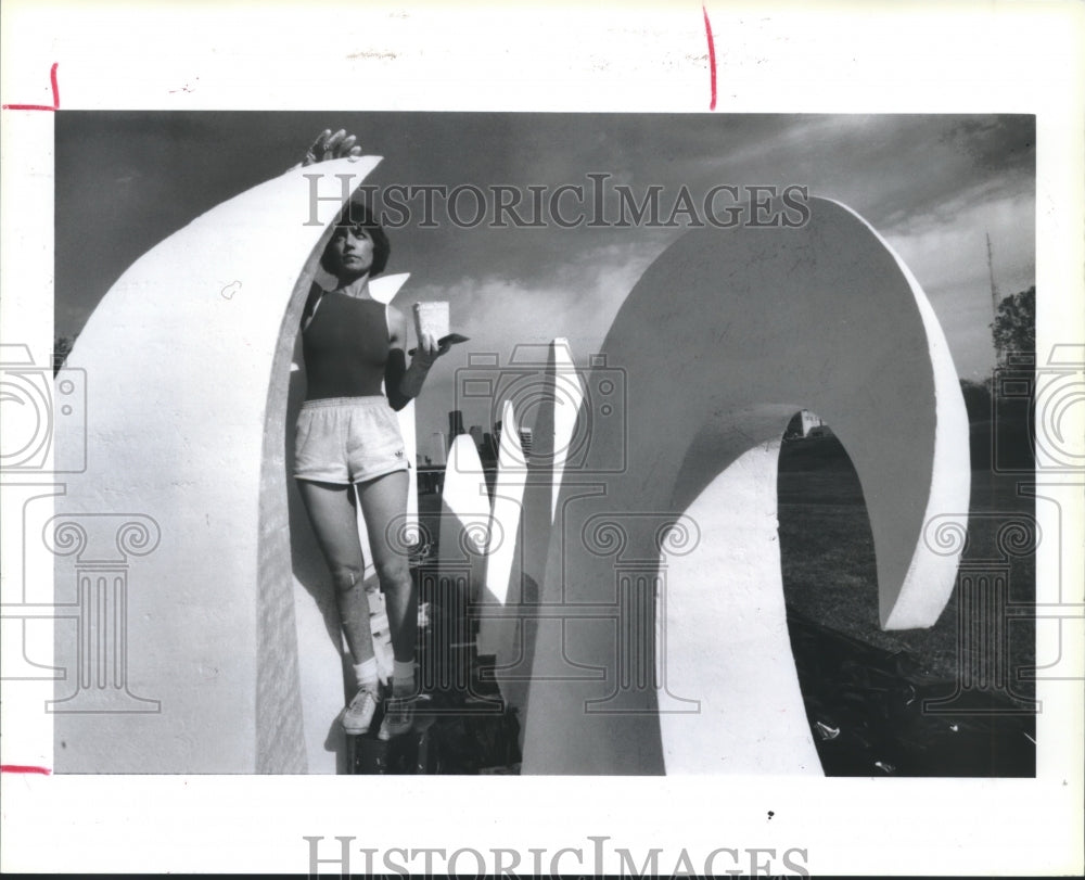 1986 Press Photo Lenore Winters at her &quot;Labyrinth&quot; sculpture in Houston- Historic Images