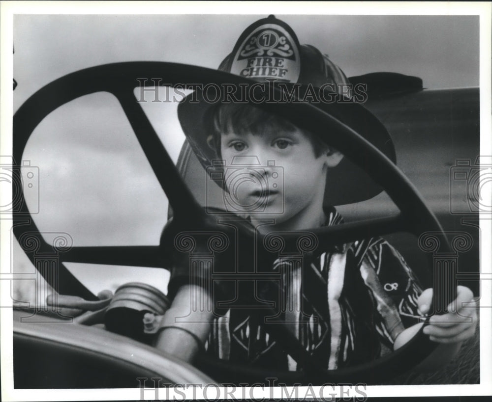 1986 Press Photo Boy in driver's seat of fire truck at Houston Fire Museum