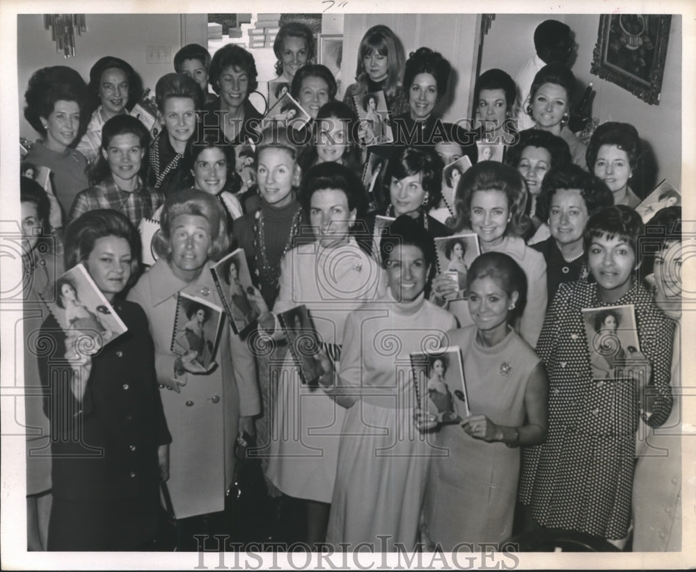 1970 Press Photo Champagne breakfast participants hold Houston Grand Opera book- Historic Images