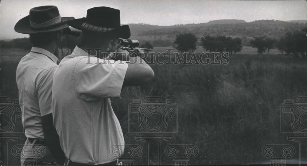 1971 Press Photo Claude Hooten and Doug Haden hunt at Diamond X Ranch in Texas