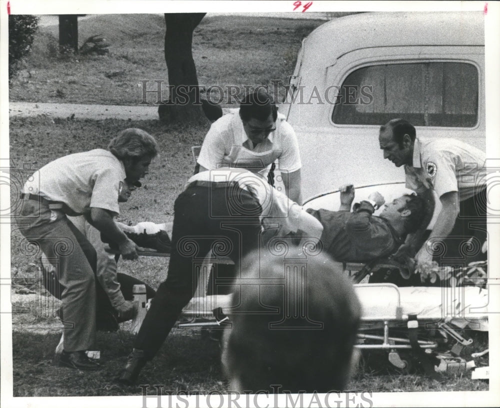 1975 Press Photo Wounded Houston officer P.D. Hawkins being put in ambulance, TX