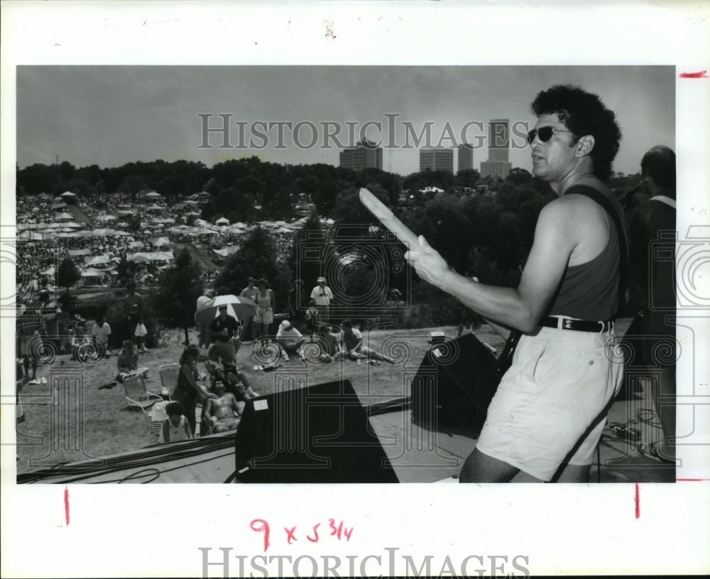 1992 Press Photo Kenny Gradney performs at Freedom Fest in Buffalo Bayou Park- Historic Images