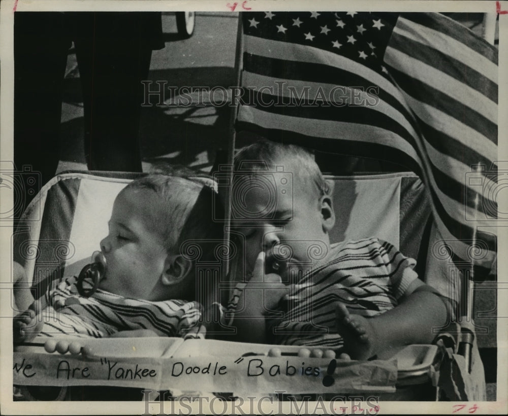 1971 Press Photo Sean & Steven O'Brien sleep through Houston 4th of July parade