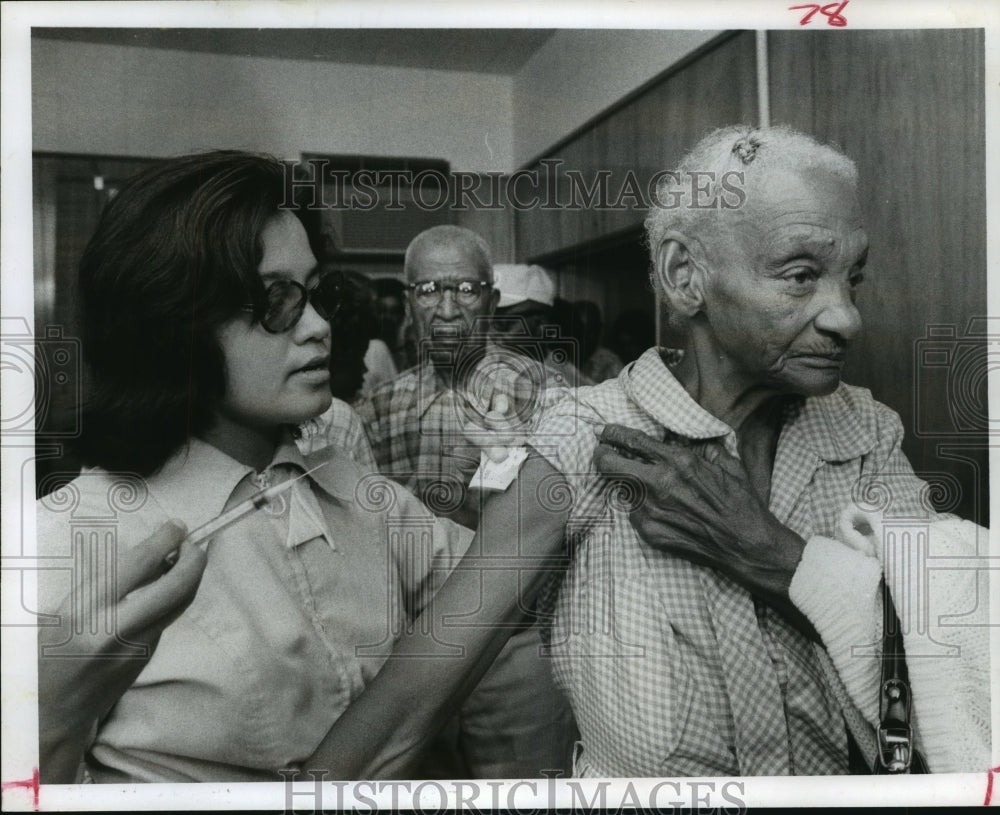 1976 Press Photo Angela Rodriguez gives Pearle Jackson a flu shot in Houston