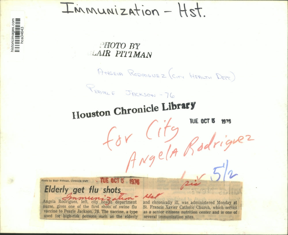 1976 Press Photo Angela Rodriguez gives Pearle Jackson a flu shot in Houston