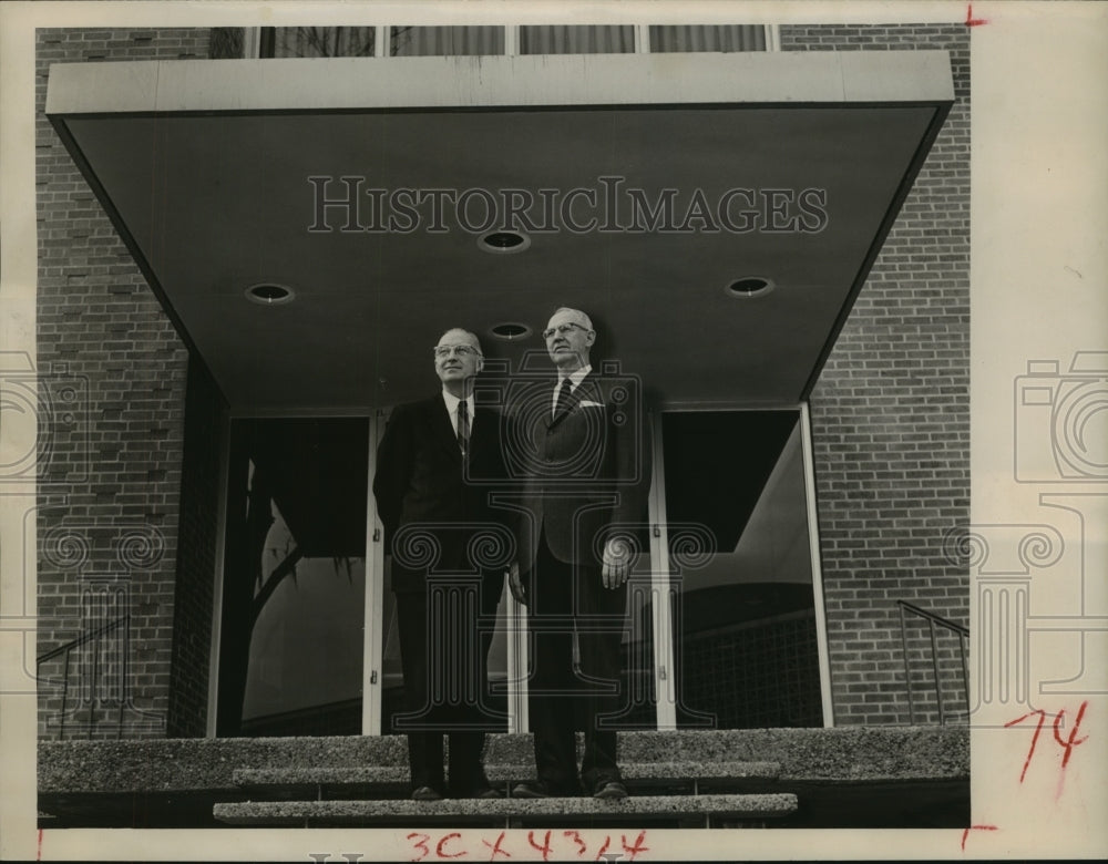1961 Press Photo Men stand in front of Institute of Religion Building in Houston