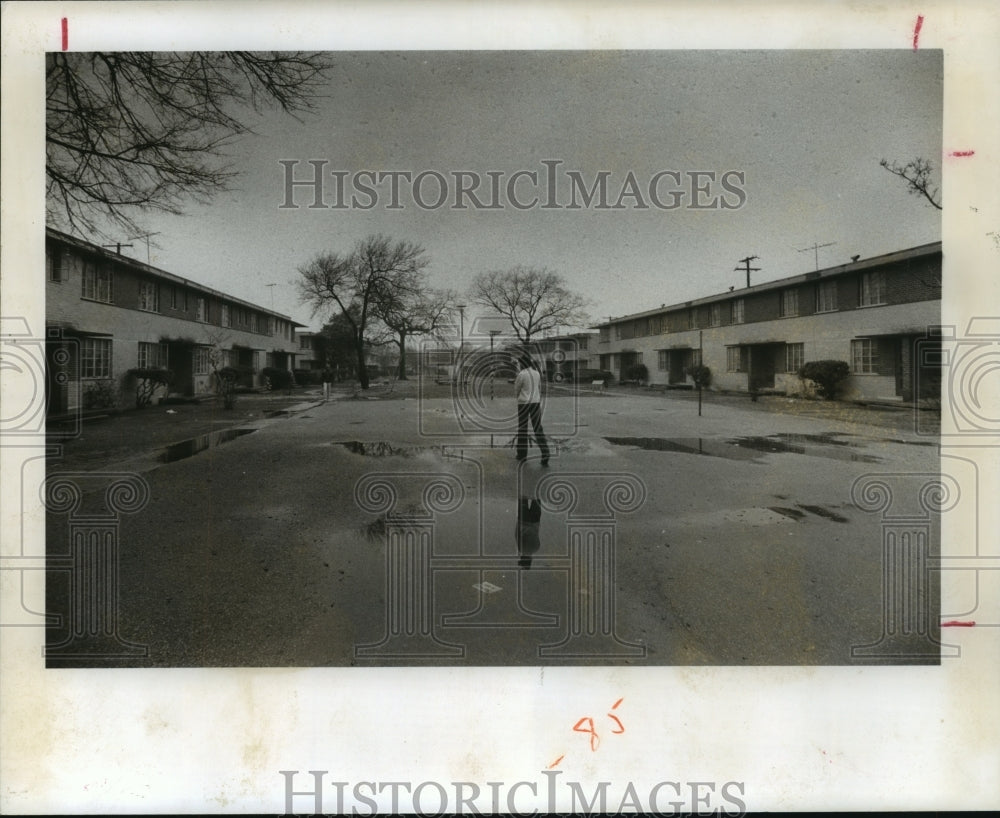 1977 Press Photo Person walks by Irvington Village apartments in Houston