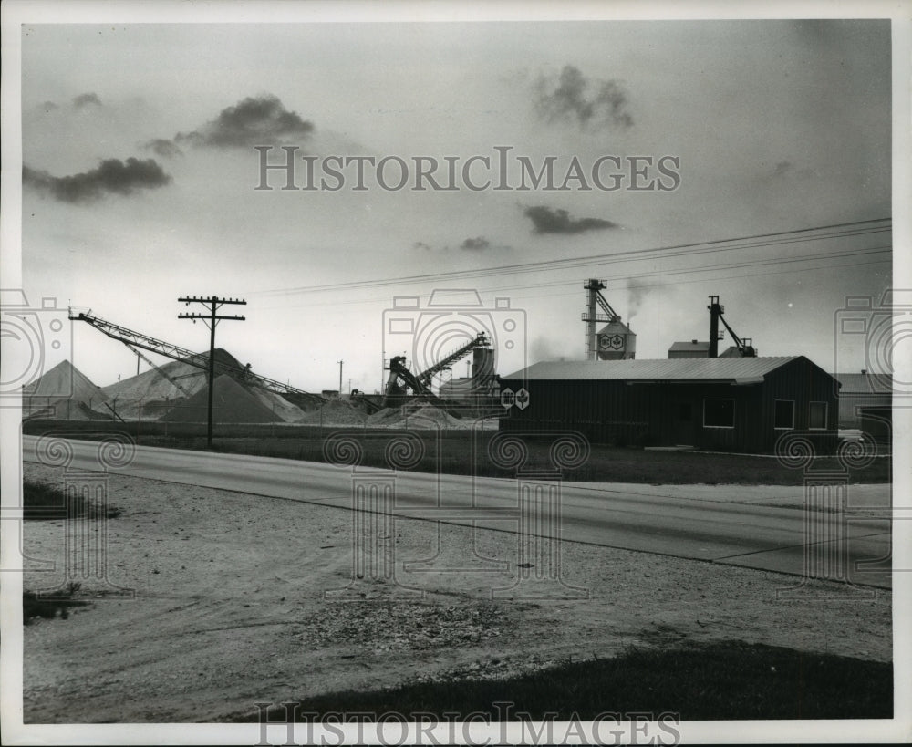 1961 Press Photo Int. Minerals &amp; Chemical Corp barite grinding plant in Houston- Historic Images