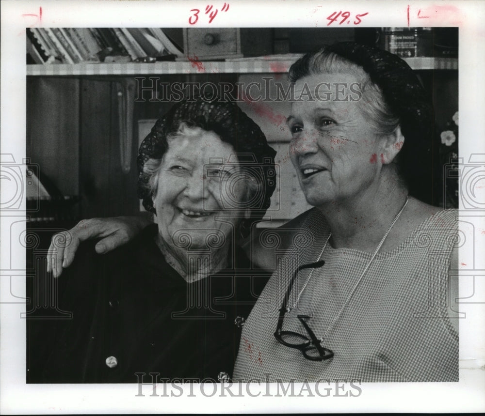 1975 Press Photo Frances Jamison and Lula Thompson of Jamison Farms in Texas