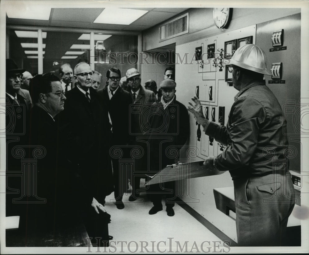 1968 Press Photo Workman gives report to officials at Houston Int Airport