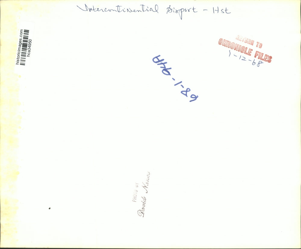 1968 Press Photo Workman gives report to officials at Houston Int Airport