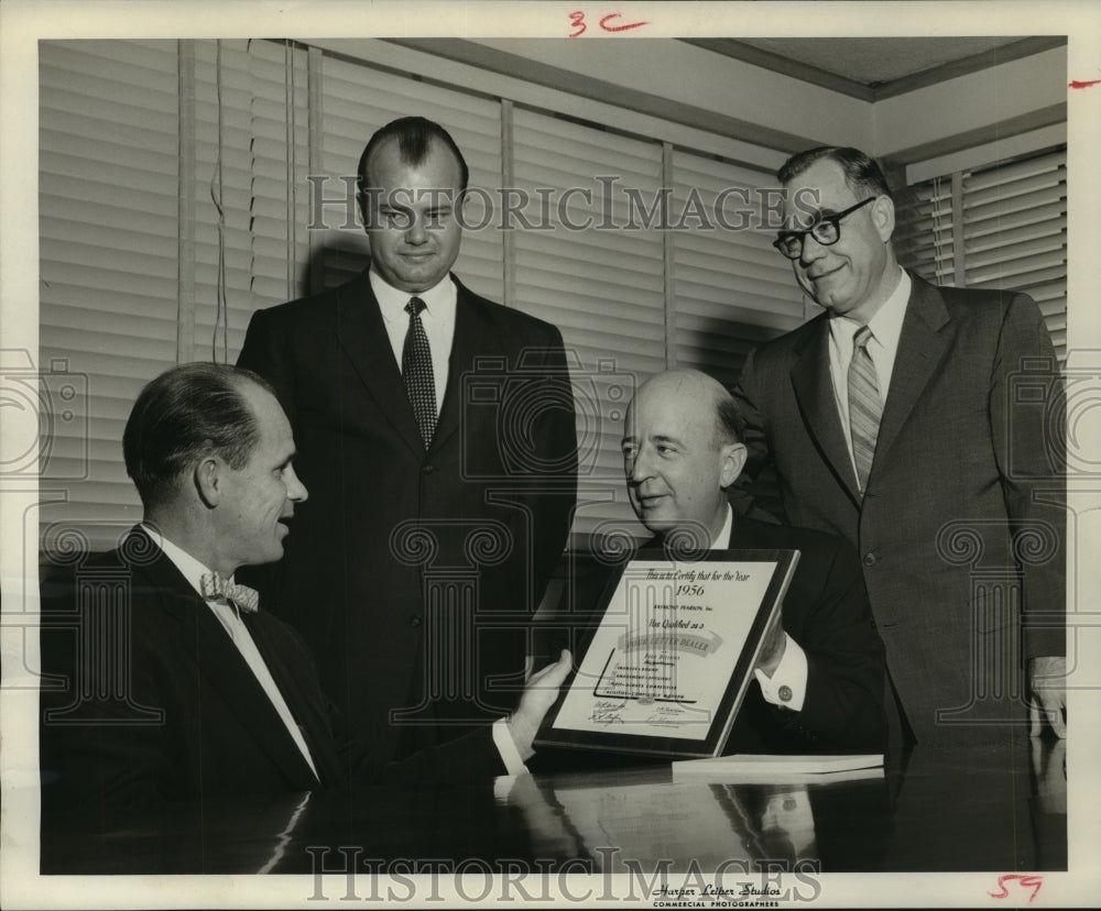 1957 Press Photo Houston&#39;s Ray Pearson businessmen receive award from Ford