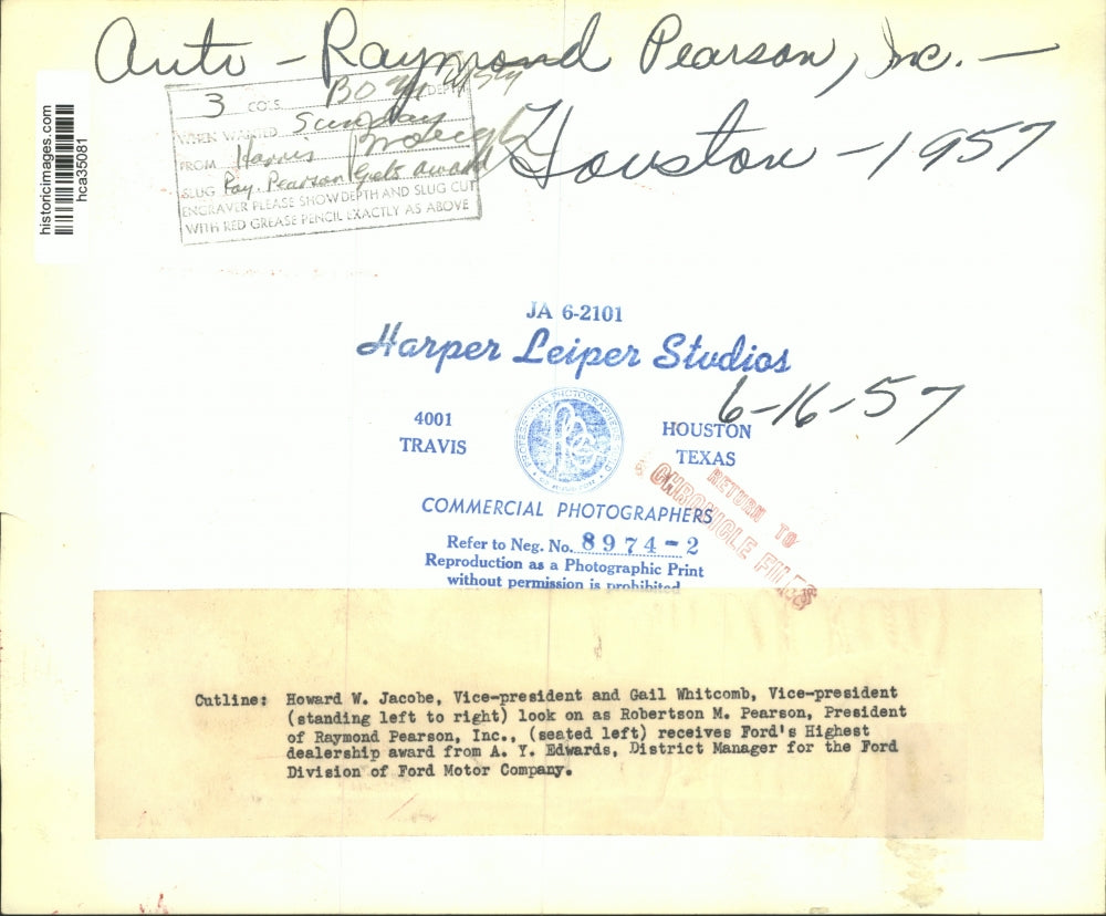 1957 Press Photo Houston's Ray Pearson businessmen receive award from Ford