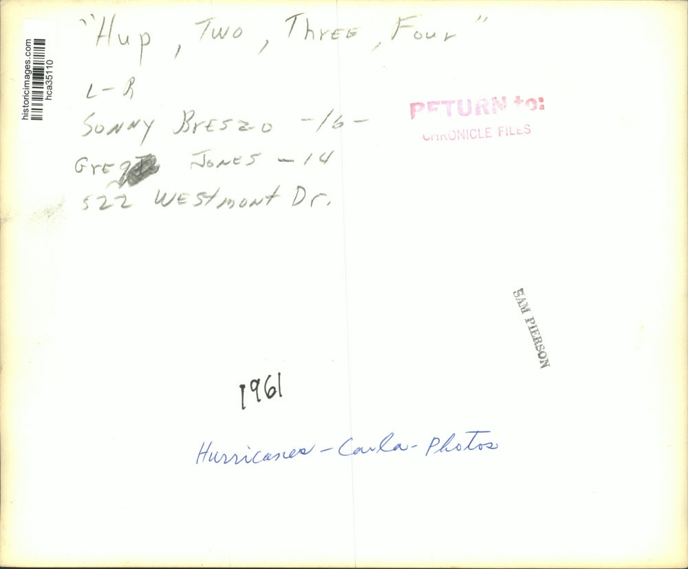 1961 Press Photo Boys hike through flooded Houston street after Hurricane Carla