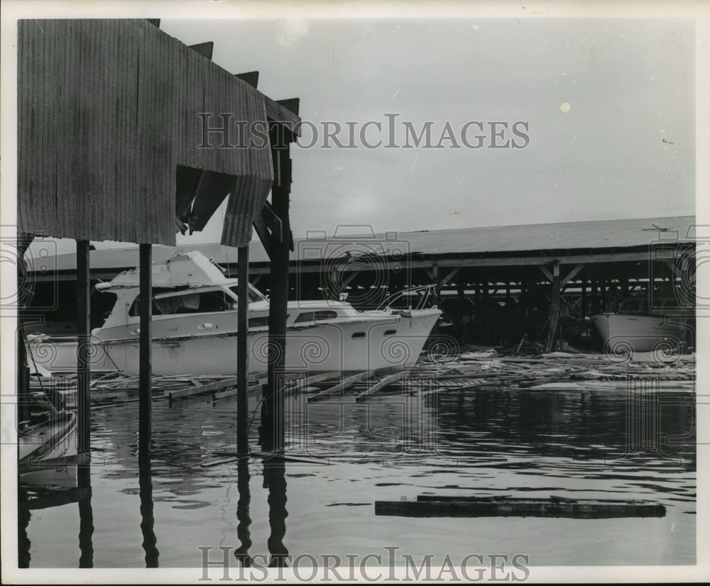 1961 Press Photo Boat passes thru hurricane debris in Clear Lake, Texas- Historic Images