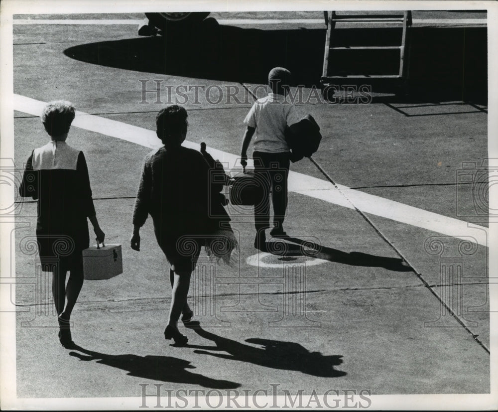 1969 Press Photo Passengers walk to plane at Houston Intercontinental Airport